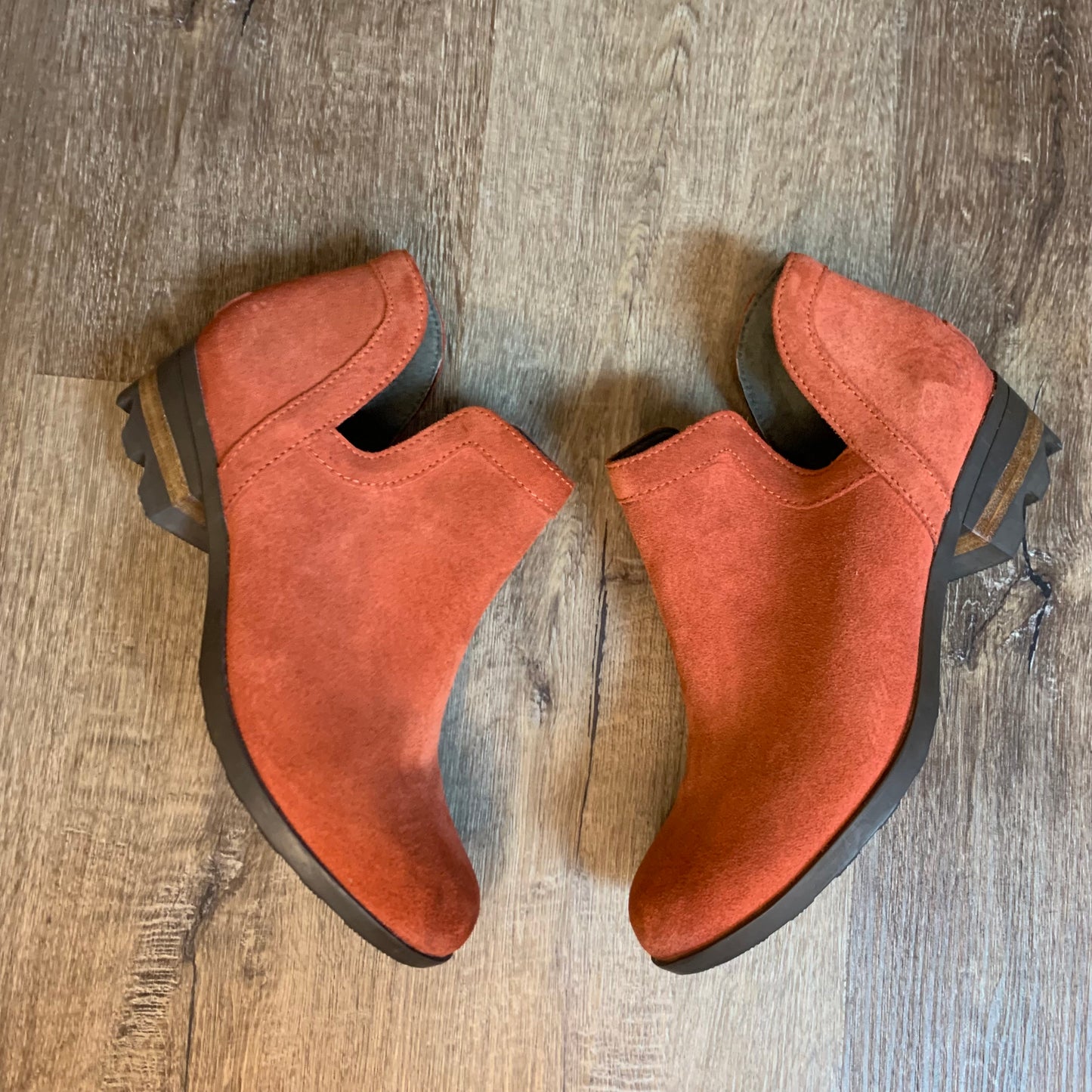 Sorel Lolla Cut Out Salmon Booties Size 8