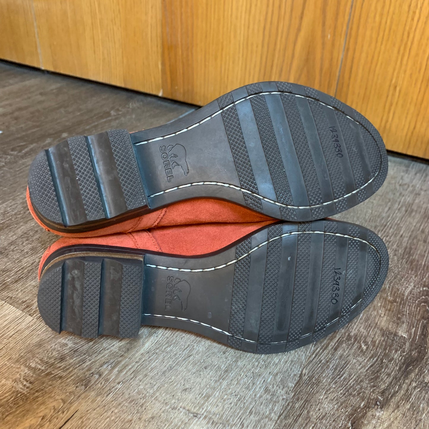 Sorel Lolla Cut Out Salmon Booties Size 8