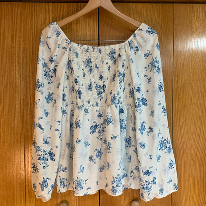 Floral Blue and White Blouse Size Medium